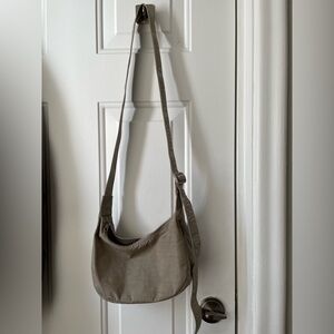 BAGGU small crossbody crescent bag in beige/grey colour